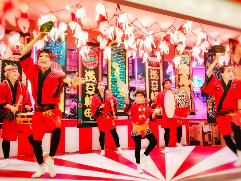 淺草橫町不定時會進行祭典表演,週末限定表演更有日本傳統舞蹈演出,營造熱鬧的夏日祭典氣氛!