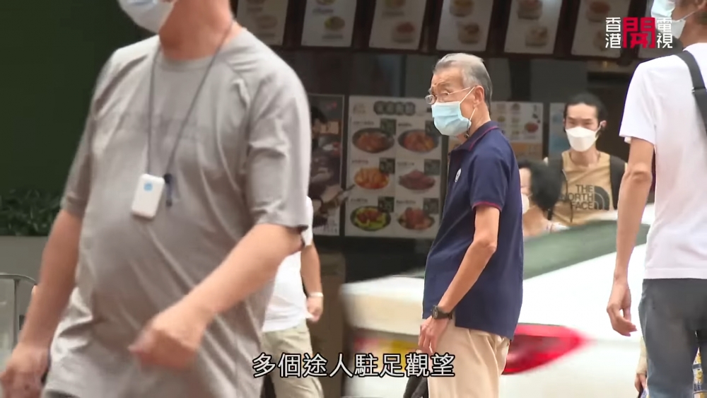 街坊駐足觀望。