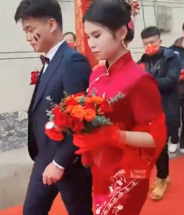 新娘屋企從事外貿生意,所以邀請咗一班烏克蘭美女擔任伴娘