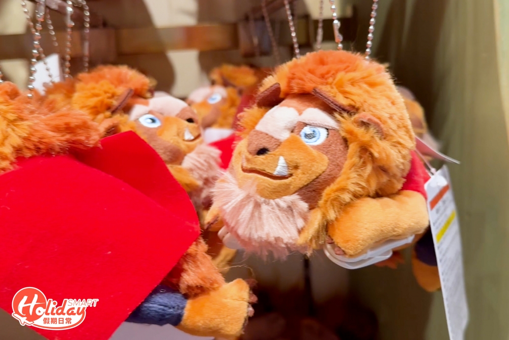 而村莊商舖還可入手周邊商品，必買野獸系列精品，如野獸公仔鎖匙扣和擺設、電影角色人物公仔；粉絲必入手玫瑰造型茶葉！