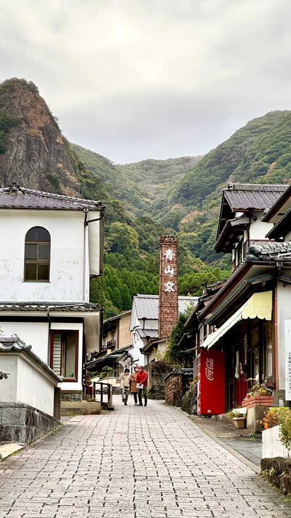大川内山嘅街道牆壁及橋樑上都鑲嵌咗伊萬里燒嘅陶瓷裝飾外,村內隨處可見窯場突出嘅煙囪。