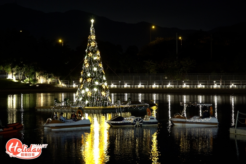 想更加近距離欣賞聖誕樹，可以乘坐「白鷺湖雪橇」觀光船，全程約15至20分鐘，360度遊覽白鷺湖，可以靠近聖誕樹打卡。