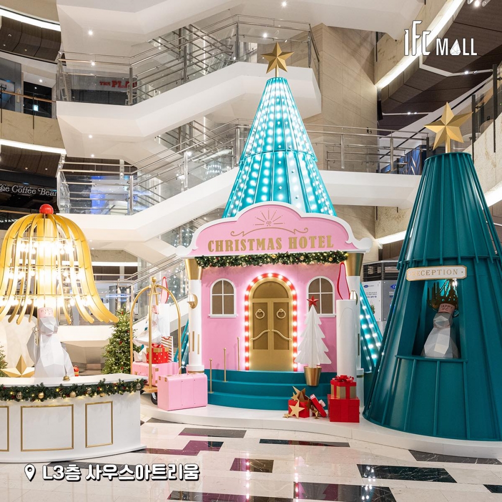 聖誕樹融合粉紅酒店的藝術裝置～
