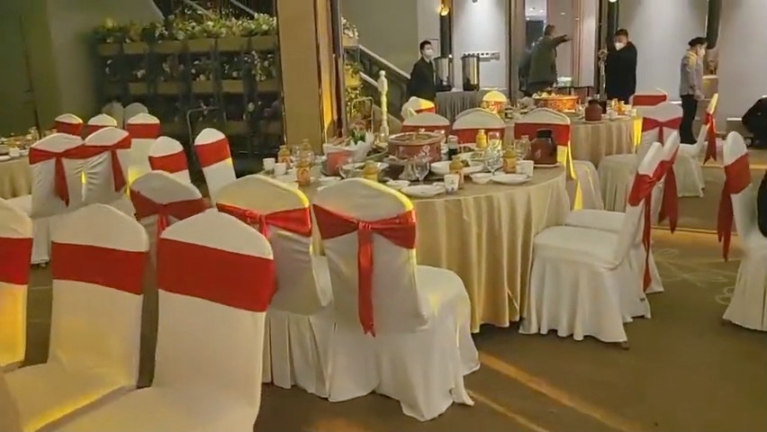 現場除咗男女雙方親屬，就淨返工作人員。