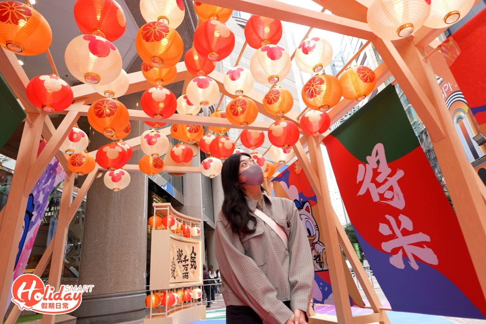 還有5.5米長的日式開運隧道，頭頂掛滿過百過紅、黃色米奇燈籠！