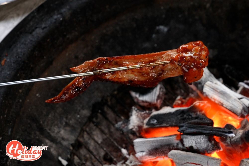 將雞全翼扯直，再由尾位叉入雞翼的骹位，過程可不斷轉動燒烤叉，謹記使用陰力，否則太大力有機會刺穿雞皮。