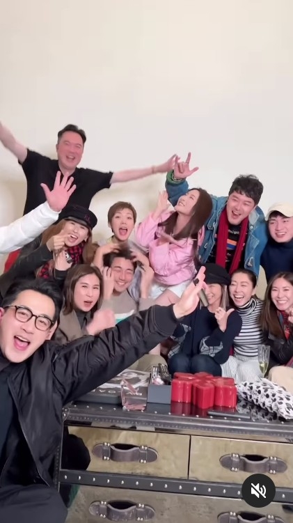 同行嘅仲有蕭正楠黃翠如夫婦、洪永城夫婦、胡定欣、周嘉洛等