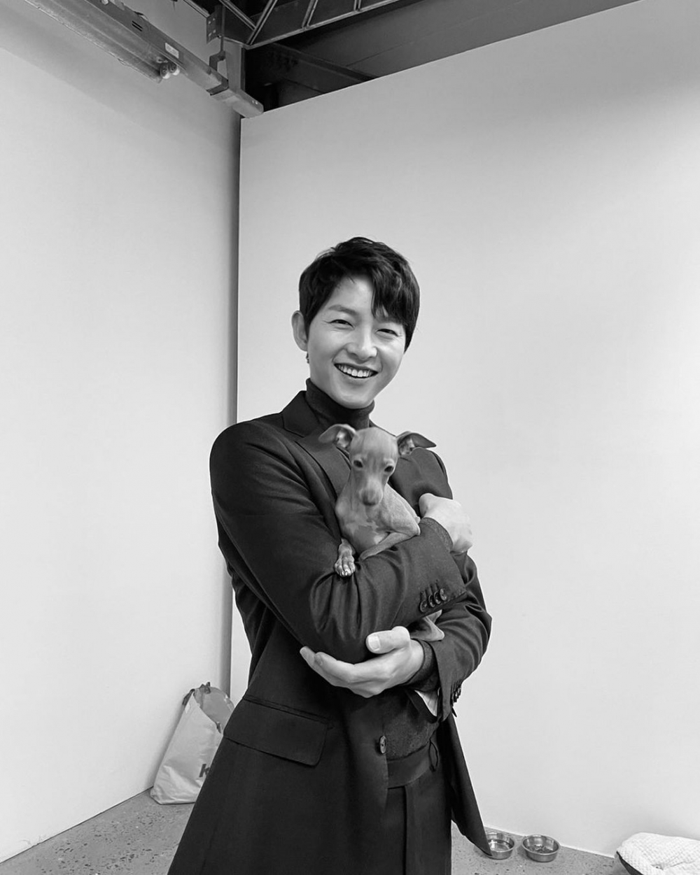 宋仲基公開戀情後，曾出席電影劇組聚餐，並喺席上公開女友Katy嘅照片，更大方表示已經同女友拍拖近3年