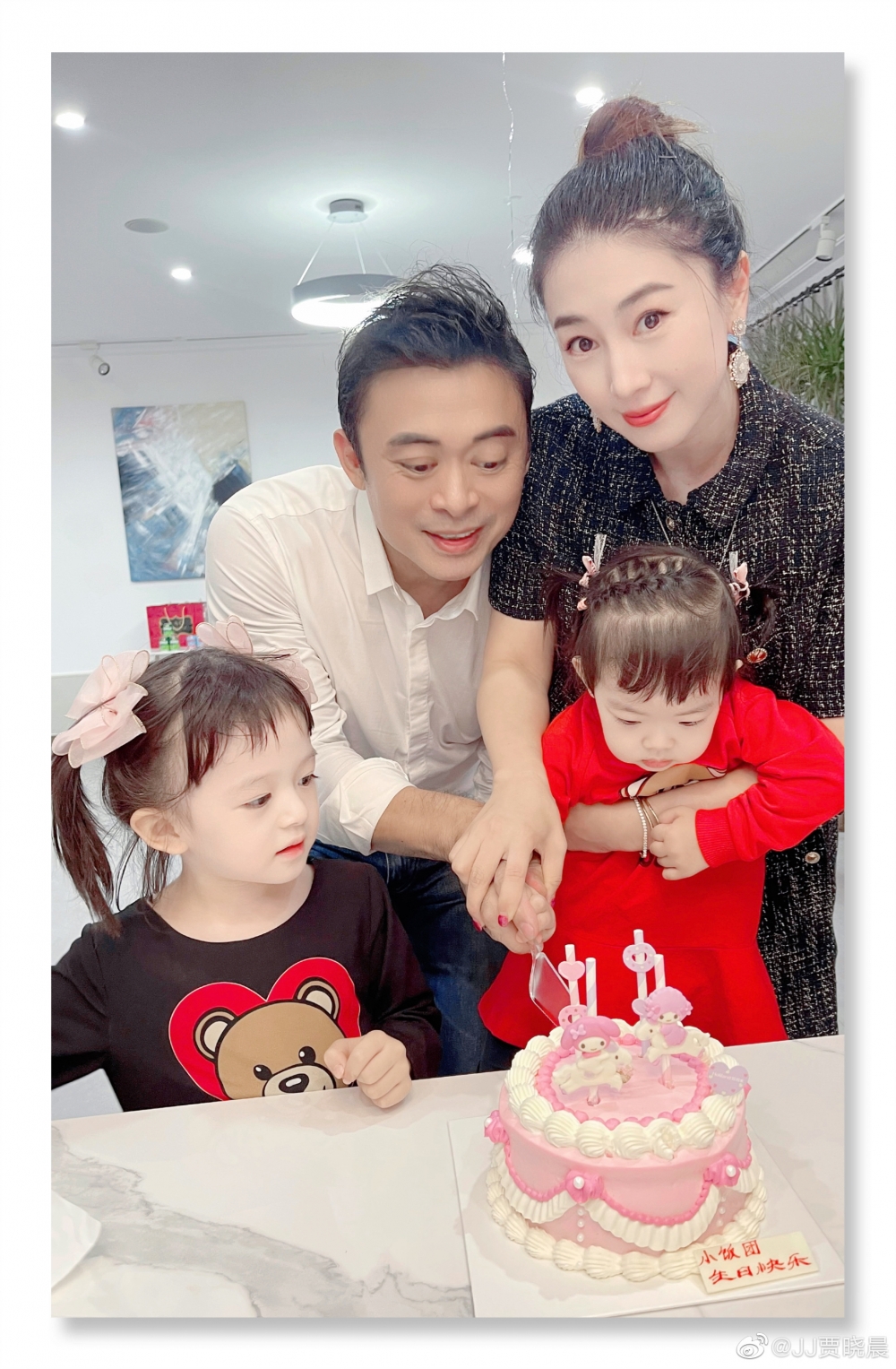 現年40歲嘅JJ賈曉晨與49歲樊少皇結婚7年,育有兩女。