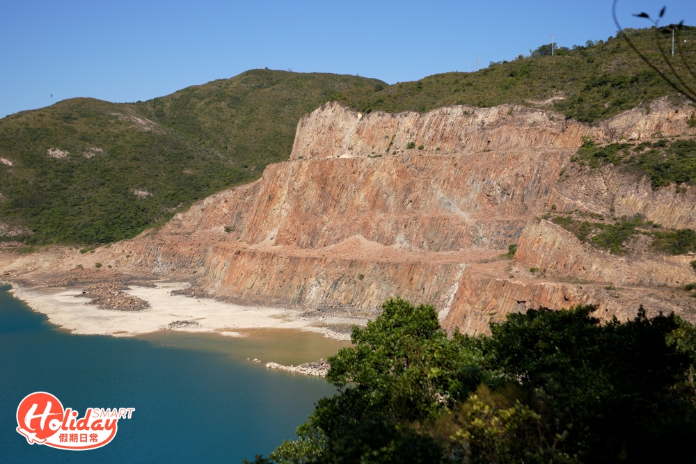 以西貢東壩萬宜水庫為起點，行走大約半小時即到達，遠足徑風左邊設有小徑，探頭一望便是六角岩柱群地貌！