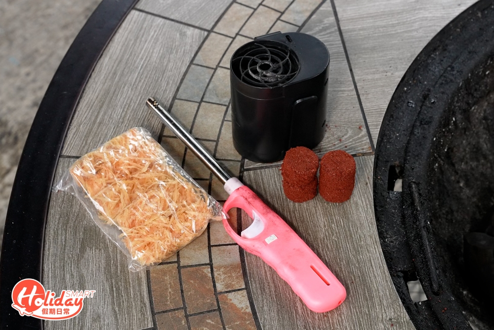 要BBQ，首先要有「火」，起爐的工具只有4樣，分別是炭、炭精、打火機及迷你風扇。
