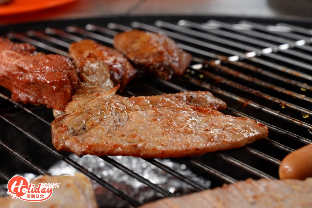 燒肉扒時最忌距離炭火太近，通常剛起爐，火堆是會集中在中間位置，所以不建議將食物放到正中間燒，放在爐邊燒是最容易燒得好。