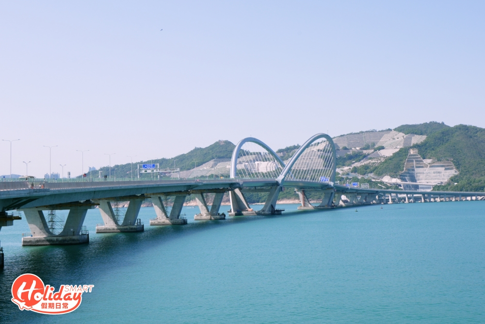 跨灣大橋全長約1.8公里，是全港首條同時具備行車道、單車徑及行人路的海上高架橋，連接日出康城和調景嶺一帶，亦是全港首條建於海上的單車徑，連接沿將軍澳灣的單車徑，即組成全長5公里的沿海單車徑，沿途可飽覽無敵海景，是全新的跨海單車路線。