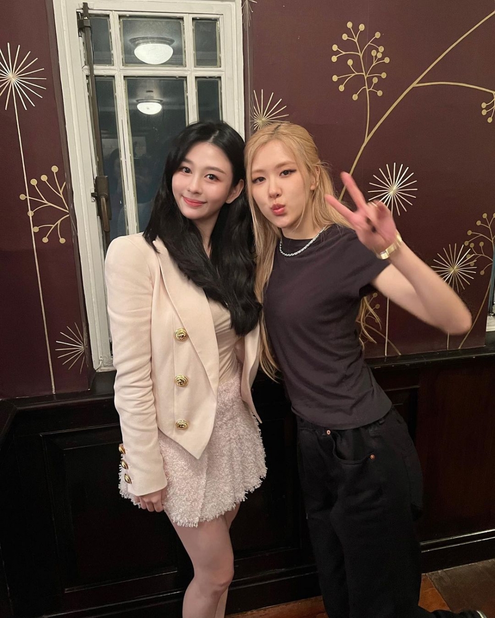 佢哋搭晒膊頭，又面貼面，狀甚老友。