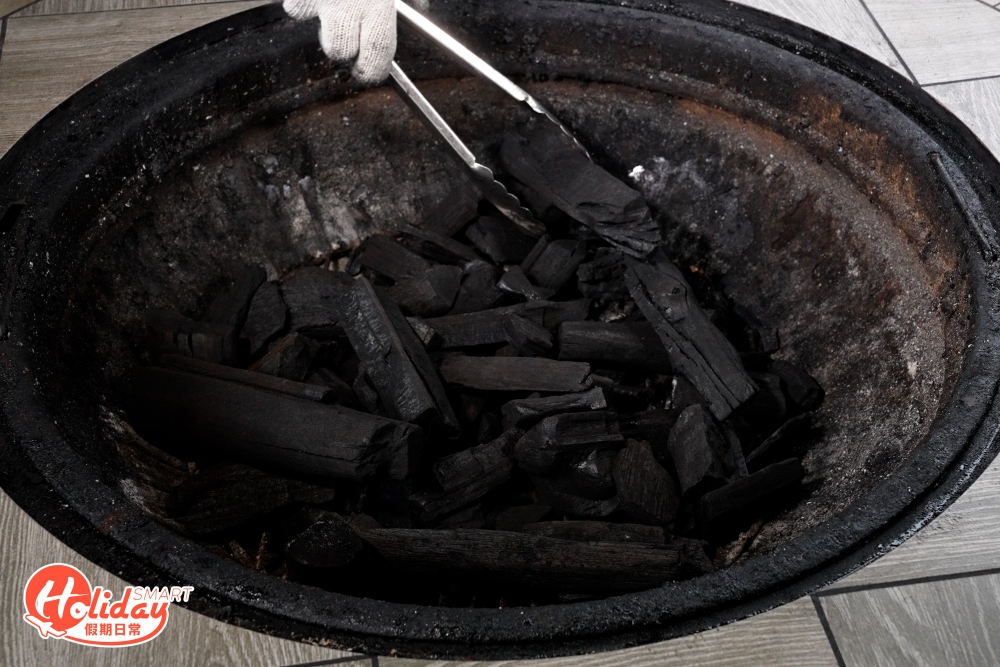 一包炭有分大炭和細炭，建議將大炭放爐的外圍，中間位置放細炭，在中間挖起小洞放入炭精，再在表面鋪上碎炭，剛起火時切記別撥火，等待炭開始變白即可以迷你風扇作撥火，「不費吹灰之力」便可以做到以報紙撥火的同等效果。
