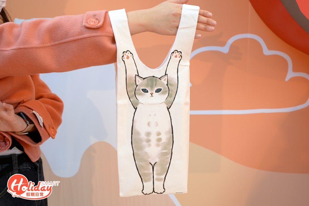 更有換上多款爆紅鯊魚造型的貓咪鎖匙扣；還有寓意盆滿鉢滿的貓咪麻質手袋！
