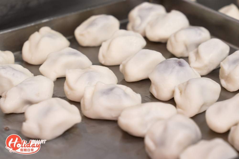 不少賀年油器可以預早製作，唯獨一款豆沙軟角只可以即做即賣，皆因外皮以糯皮粉搓成，不耐放也易出油，放過夜已經會走樣，外皮會變軟、變塌，所以只可以每日即炸即賣，亦建議即日食才嚐到最佳口感，不似其他油器可以擺到過完年。