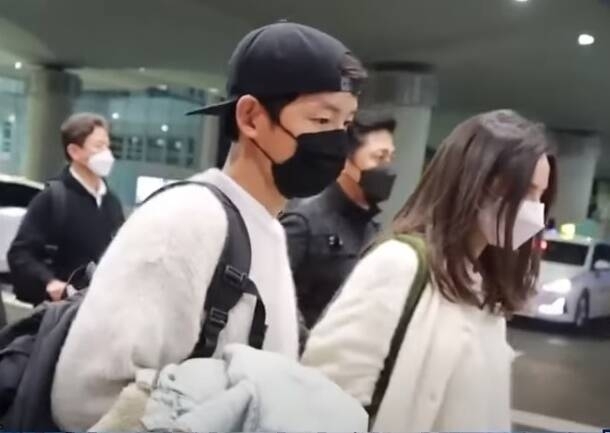 宋仲基宣佈同英籍女友Katy Louise Saunders結婚，更指女友已經懷孕