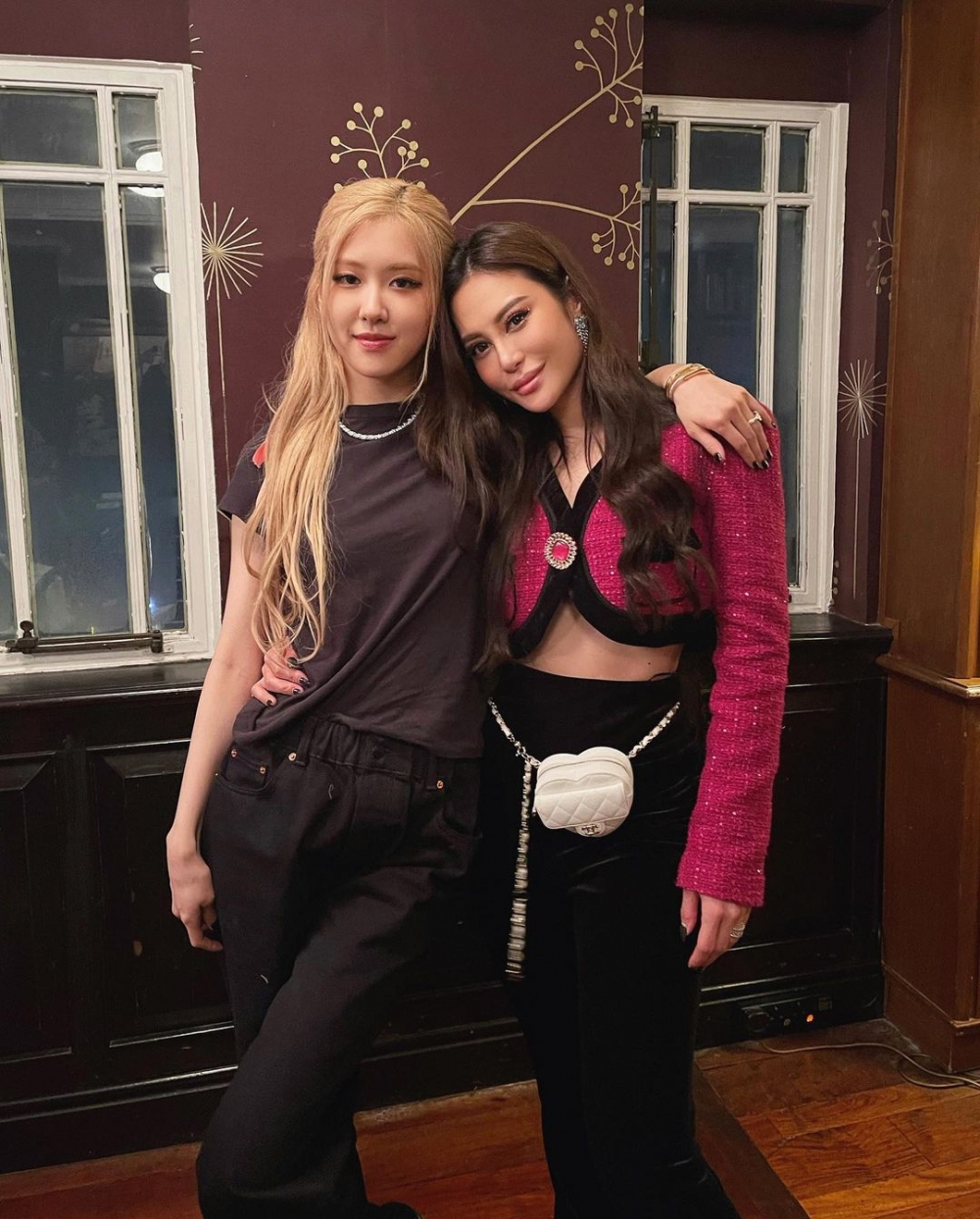 Rosé亦同本港名人一同用餐