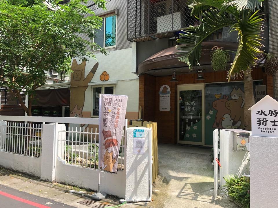 肥嘟嘟的水豚人見人愛,台灣除了宜蘭有水豚咖啡店之外,台北也開了一間水豚主題餐廳,開業不久已經爆紅。