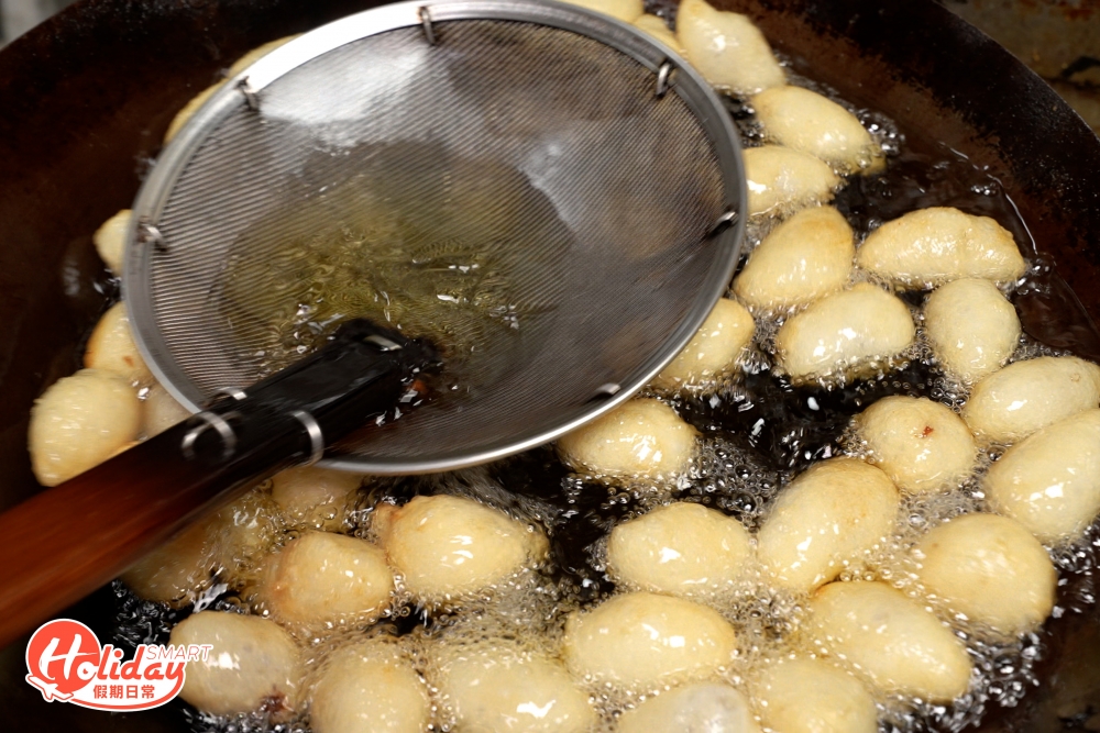 冰廳每年由十二月初八、九賣到年三十收爐，訂單接個不停，不過因為人手有限關係，豆沙軟角沒有固定出爐時間，只能不定時出爐，所以能否撞正剛出爐就要看大家運氣。