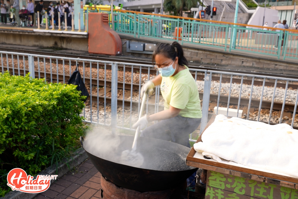 站在阿黃身邊一齊出動的是阿黃背後的女人－黃太，阿黃一開始單人匹馬在元朗賣炒栗子，豈料讓他炒了一段姻緣回來，「這些講緣份，跟阿黃已經相識20多年，阿黃沒有情趣，找男朋友別找這種類，只一直埋頭苦幹，似足頭牛」。雖然黃太口裏說著阿黃的不是，但多年來仍然夫唱婦隨，現時兩公婆齊齊拍住上。