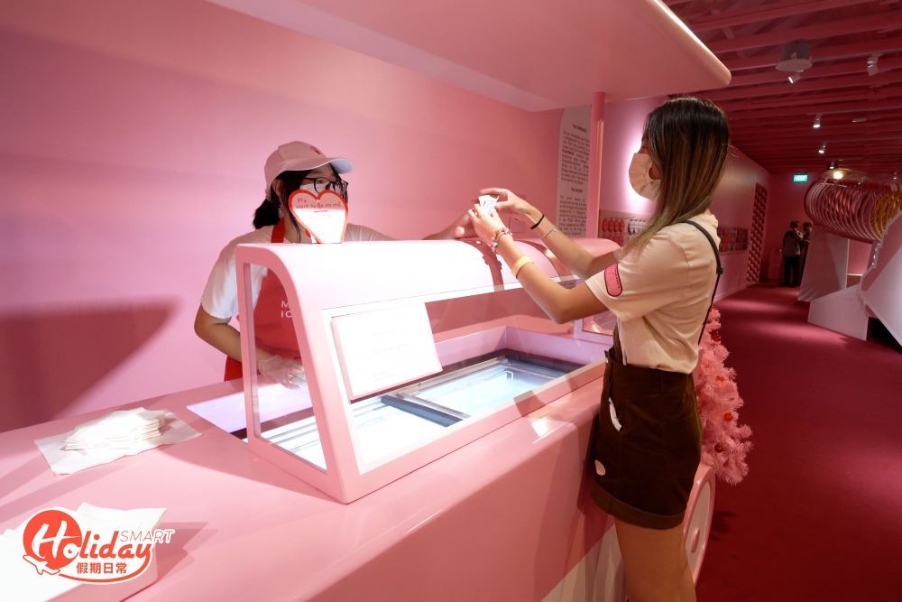 不過最吸引一定任食雪糕的環節，在參觀過程中，館方更會無限量地讓參觀者試吃雪糕等甜品，由起點到終點總共有5個甜品站，每個甜品站供應不同款式和口味的雪糕，有齊雪糕三文治、軟雪糕、雪條和雪葩等。