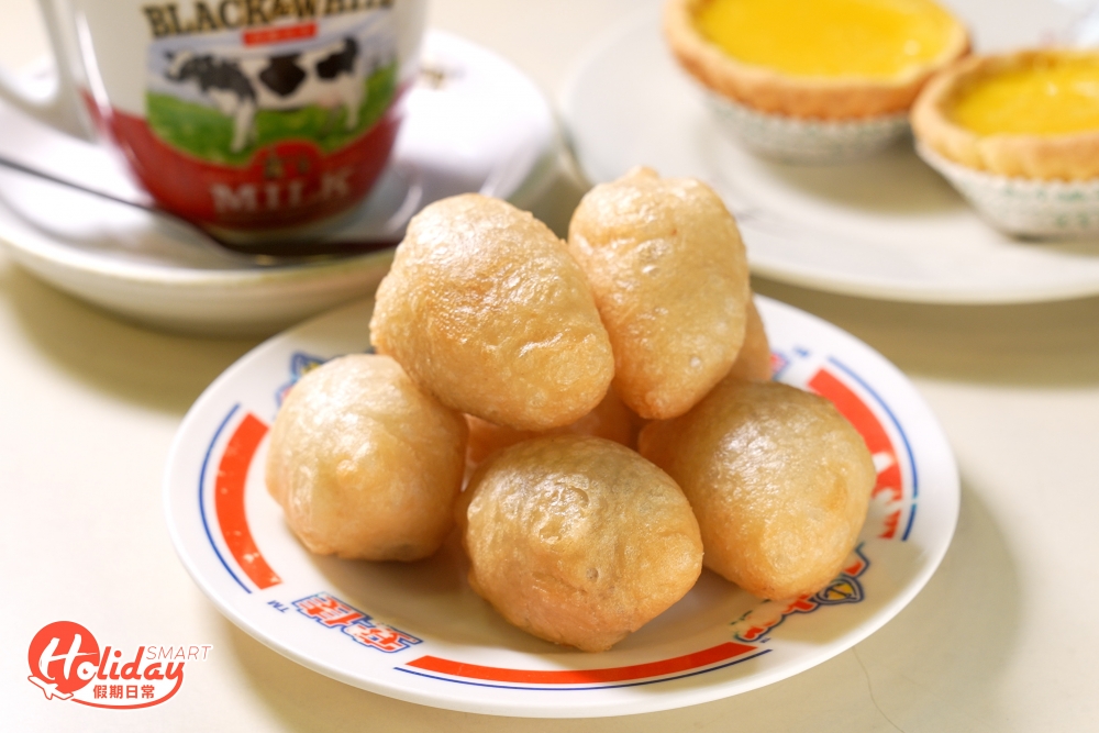 老闆表示以前豆沙軟角質感偏軟身，但他們改良原有做法，令質感會較脆口，即使翻熱也能保持外脆內軟，加上本身糯米皮已經帶微甜，所以豆沙選用少糖配方，質地綿密起沙，即使和油炸糯米皮同吃也不會覺甜膩。