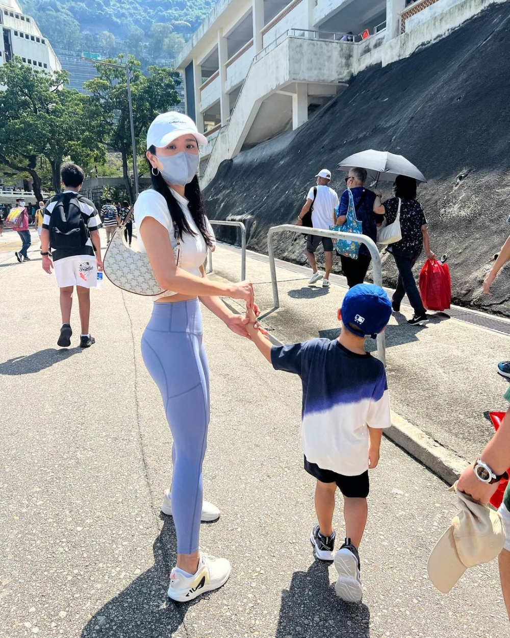 早前Coffee同家人拜山時亦著咗瑜伽褲，卻被網民指佢打扮對先人不敬