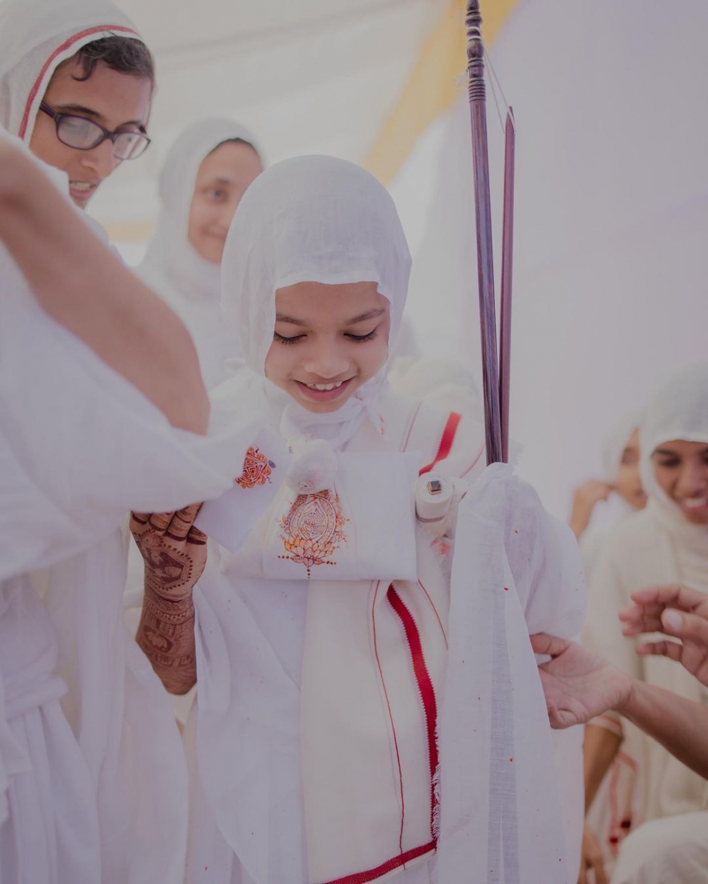 Devanshi換上全白長袍，前往當地寺廟。