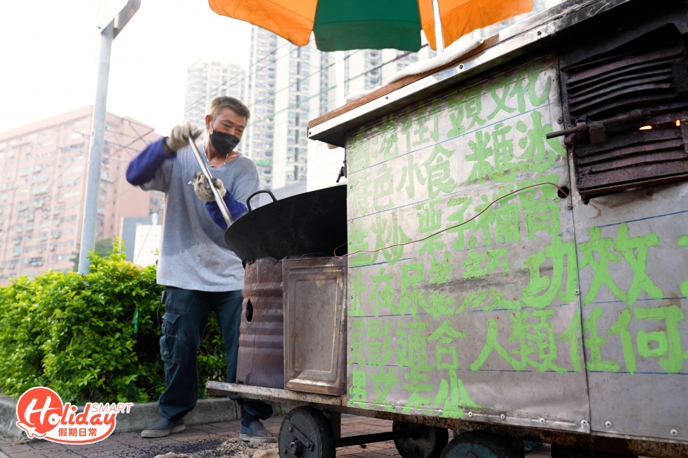 在70年代起，政府陸續停發小販牌照，全港剩下的持牌炒栗子檔只剩約20間流動小販牌，而根據法例，現存的牌照也不能繼承或轉讓，阿黃的栗子檔也不例外，故很多老檔主仍會坐在檔前，但負責炒賣的卻是其子女或親人，「現在小販牌照持牌人是我姊姊，以前在港英政府年代發下來， 一旦姊姊不幸過生牌照便註銷，政府不發牌就沒有了」。