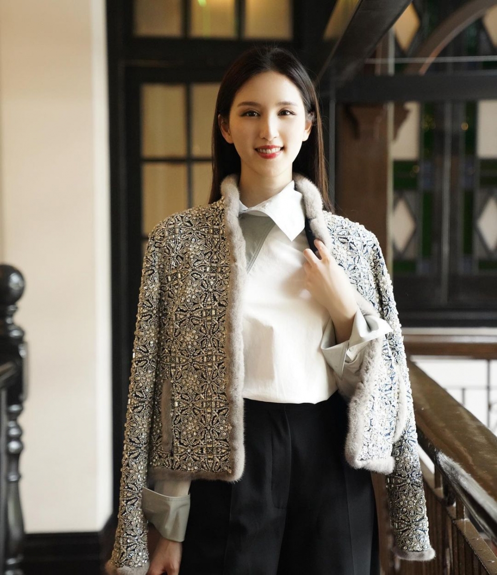 何天兒曾與已故娛樂老闆林建名傳出「爺孫戀」,又同「西貢地王」太子爺周子揚拍拖