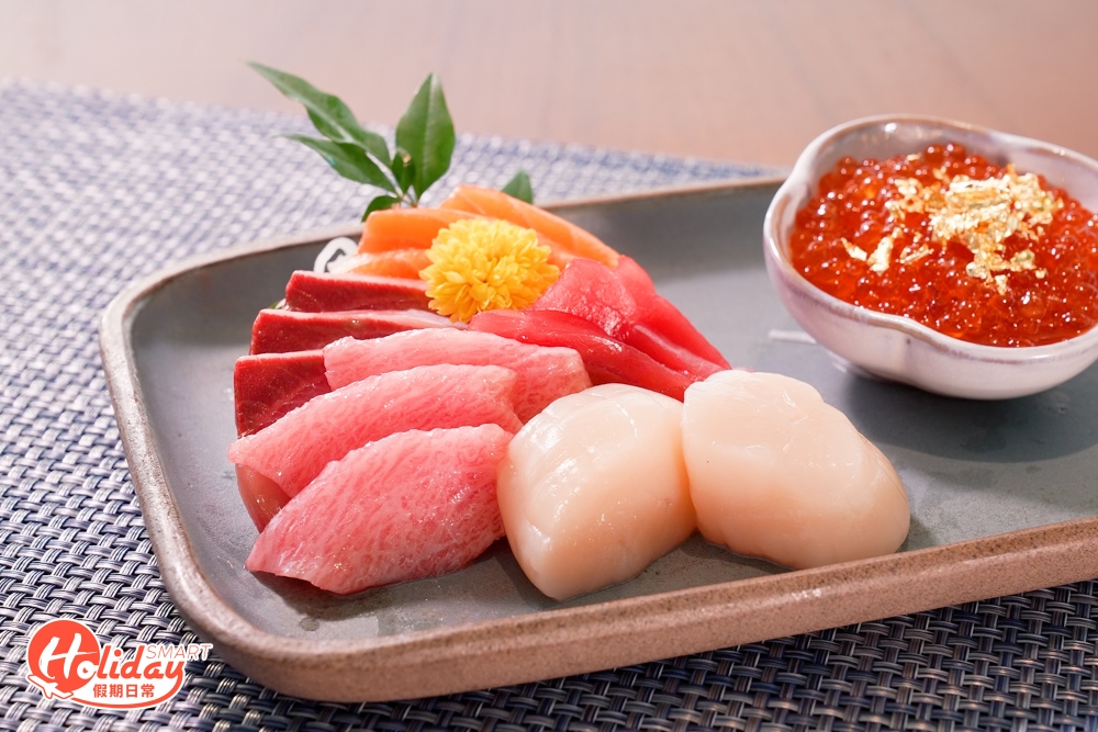 晚市自助餐提供5至6款刺身，廚師會即場切保證新鮮，每晚必定提供的刺身款式有日本藍鰭拖羅、帶子、吞拿魚、三文魚、甜蝦等，亦會根據時令而加入新款式，還有約7款壽司讓大家任拎，相當豐富。