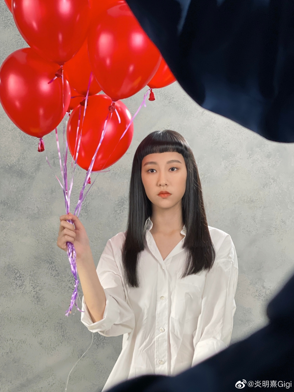 現年17歲嘅Gigi炎明熹以大熱姿態奪得《聲夢傳奇》三料冠軍,僅2個月即以《真話的清高》出道