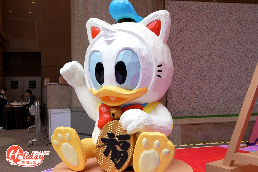 粉絲必影2米高的巨型米奇與唐老鴨招財貓，穿上賀年服裝後十分可愛有趣。