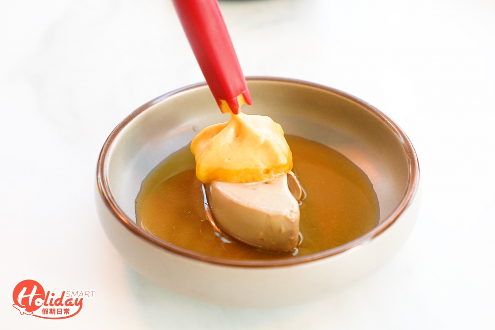 鵝肝同樣是食客一到場必點菜式，餐廳將花雕酒浸法國鵝肝過夜，再用花雕酒80度低溫煮，上碟時伴以南瓜蓉，可以一解油膩感。