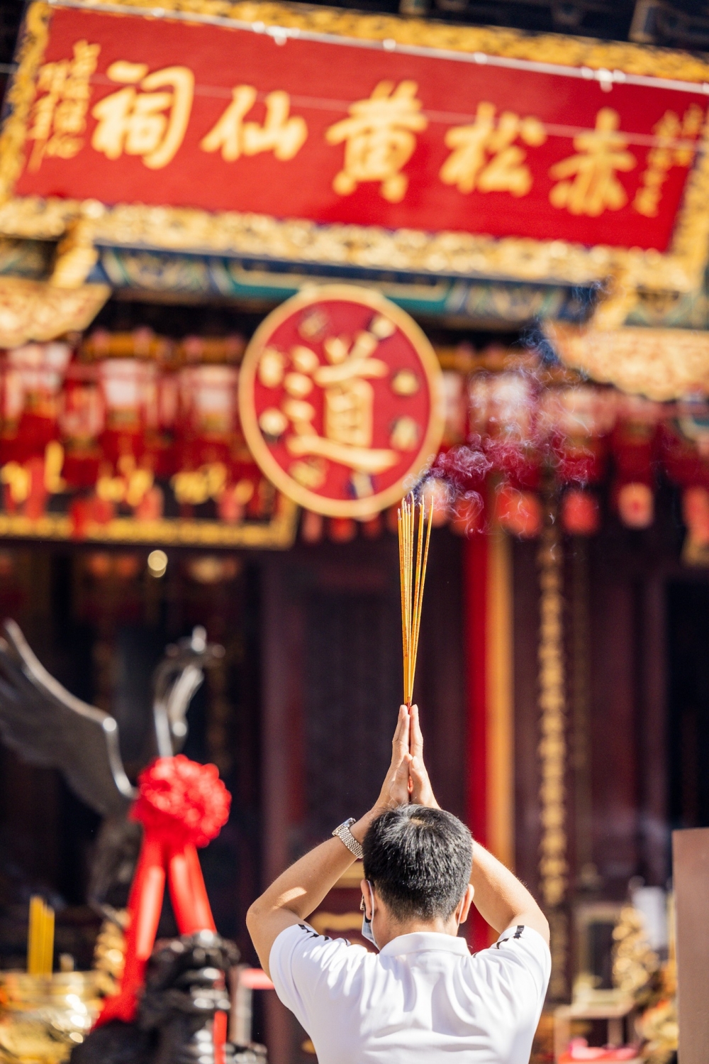 如果要到廟宇參拜，穿著一定要端莊乾淨。