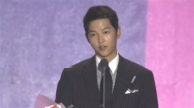 宋仲基喺頒獎禮上獲獎時都公開感謝女友及女友嘅愛犬。