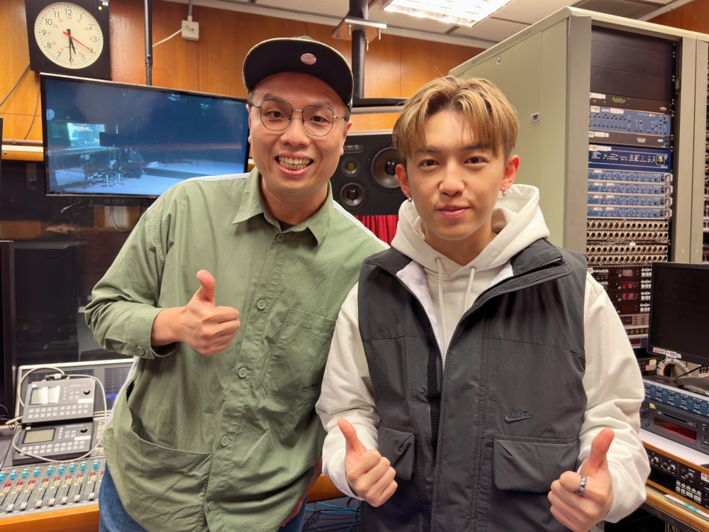 MC張天賦（右）接受DJ艾力（左）主持的電台訪問。