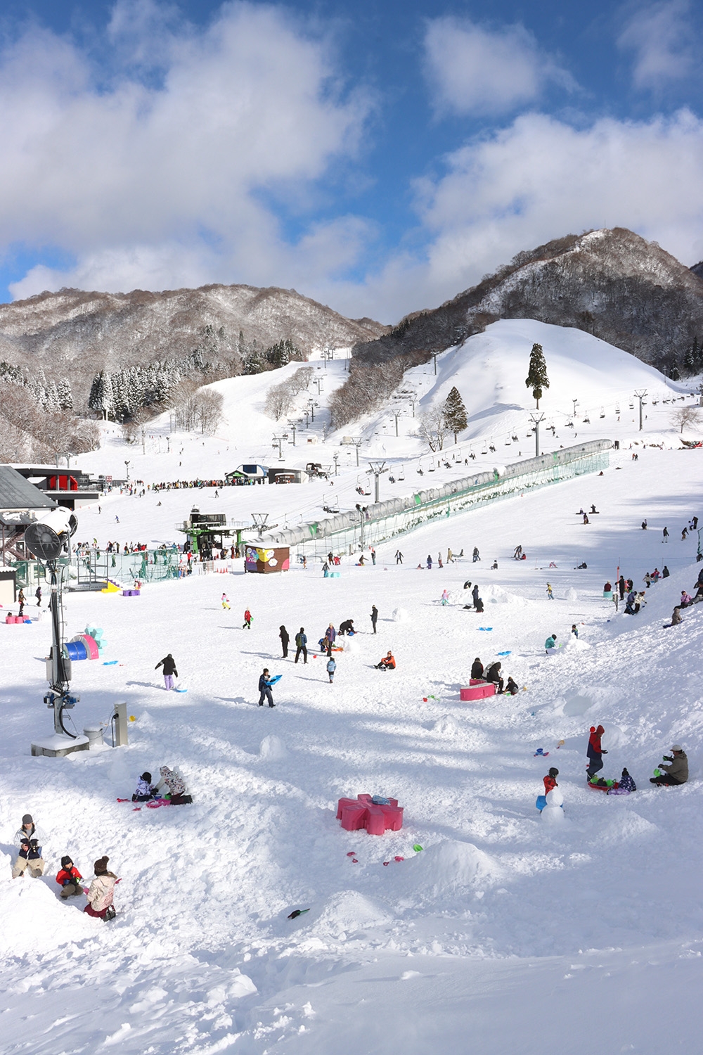 一日滑雪體驗方案包含滑雪埸門票、全日纜車證，仲有指定地點的專車來回接送，勁抵玩！