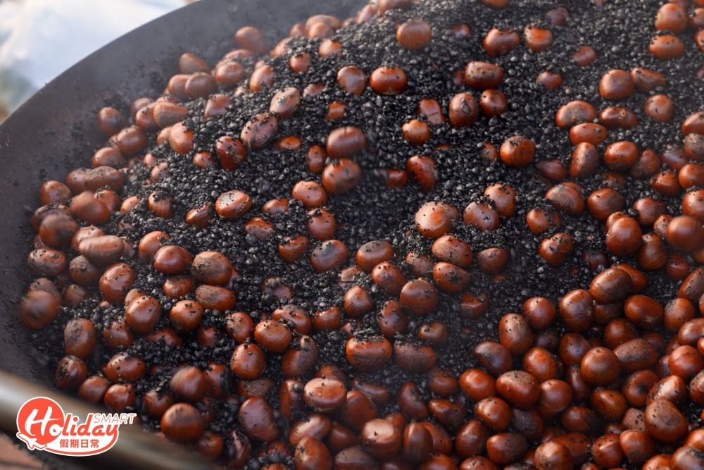 阿黃站在大鐵鑊前，拿著着鐵鏟賣力地翻炒著栗子，「手炒栗子熱力比較平均和集中，用機器炒是做不到手炒般均勻」，正宗的生炒栗子，由生到熟需炒足近1小時，阿黃單靠眼觀及耳聽，便知栗子熟了沒，炒栗子期間，爆口的栗子會被抽走，單憑這小動作便看到阿黃的認真及執着。