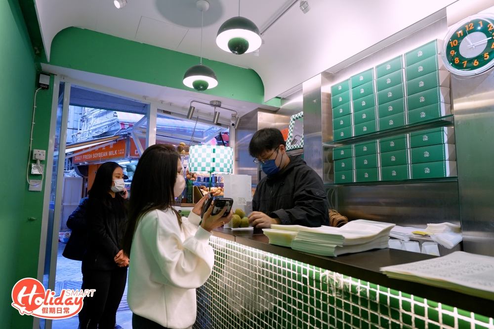 並擺放多棵綠色植物及復古擺設；加上附近四周的餐廳都是以港式地道風格為主，因此舖頭顯得別樹一格，相當矚目！