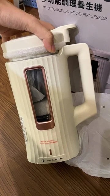女友收到一部寫住「多功能調理養生機」嘅破壁機包裹。