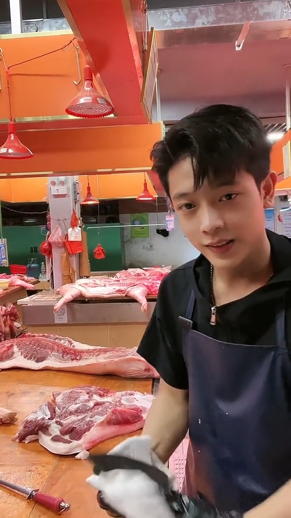 內地惠州街市有一位高顏值豬肉佬出現。