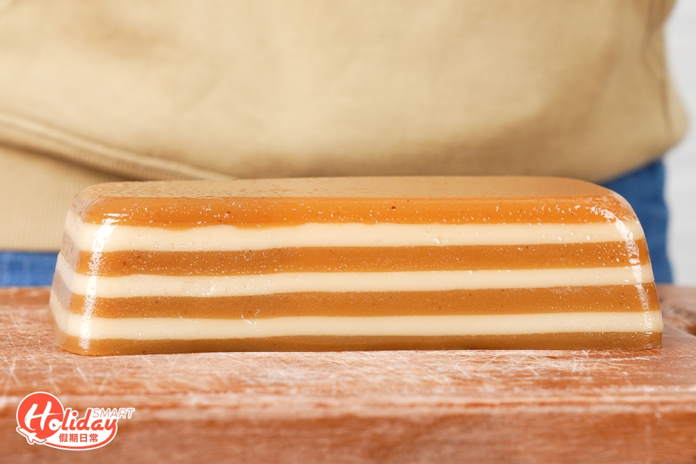 放涼後放入雪櫃冷藏一晚然後脫模切件即可。