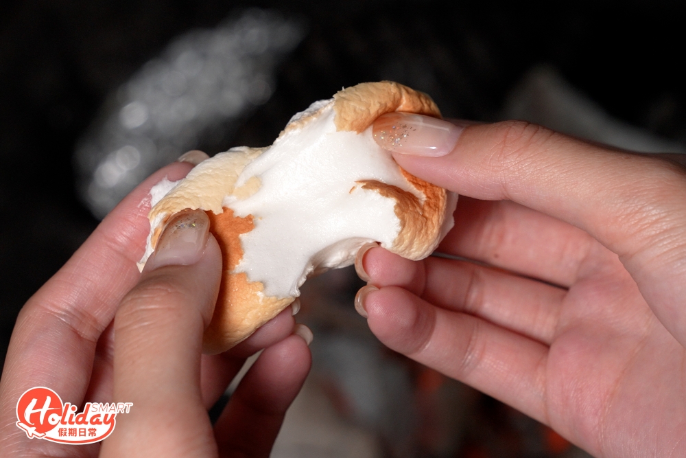 如果想將棉花糖燒至軟心，又不會燒焦表面，就需要耐性，燒棉花糖建議用中火，過程不斷轉動，令棉花糖表面平均受熱，見到棉花糖開始融化，表面出現金黃色即可。