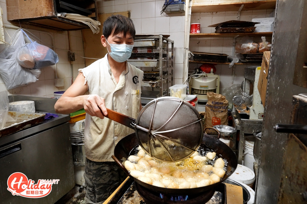 別以為懂得製作這些傳統油器必定是有一定年紀的老師傅，原來新香全部賀年油器以至包餅都是出自於年紀輕輕但經驗老到師傅誠哥的手，師傅表示豆沙軟角製作步驟不算繁複，惟每個部分都花功夫，例如下鍋油炸過程需不斷翻動，除了令每粒豆沙軟角均勻受熱外，亦是避免全部黏作一團。