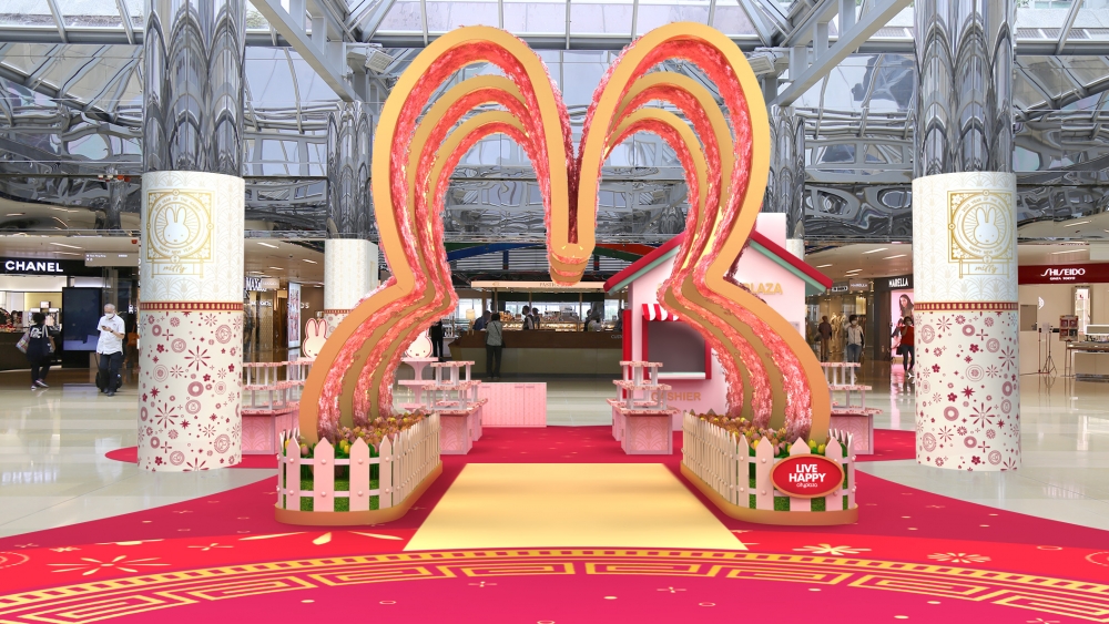 還有兔子造型的桃花隧道、艷紅桃花林及正在盪韆鞦的miffy等，記得去勻不同角落把隱藏的miffy逐個捉，與Miffy齊齊迎接新春行大運！