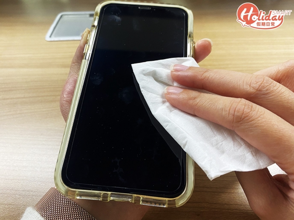 使用柔軟、微濕、不起毛絮嘅布（例如眼鏡布），避免使用粗糙布料、毛巾、紙巾