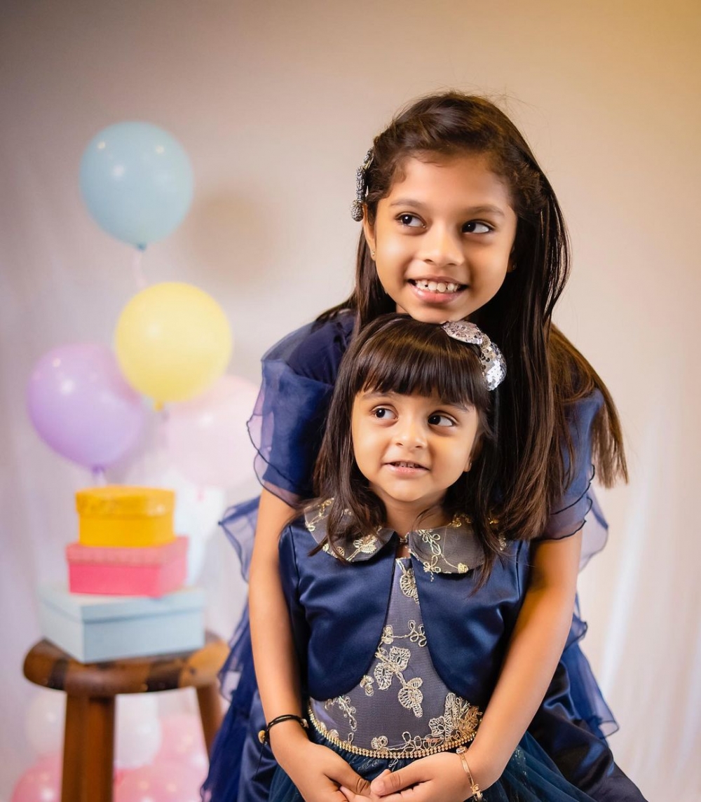 8歲嘅Devanshi係家中長女。